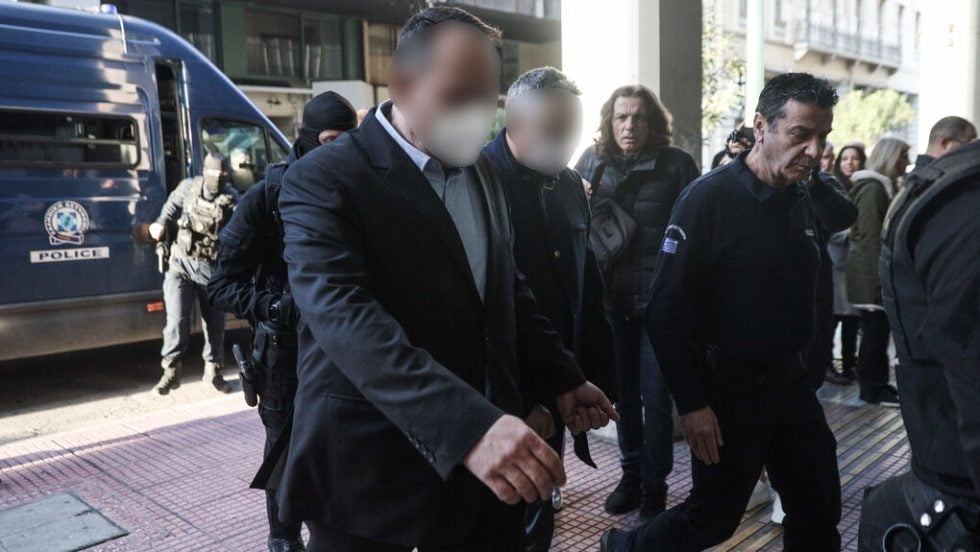 Κατηγορούμενοι για τη δολοφονία του Αντώνη Καργιώτη οδηγούνται στο δικαστήριο
